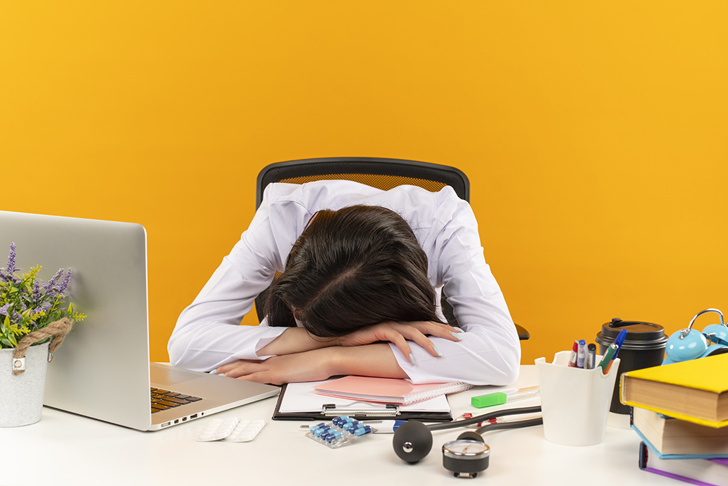 SUEÑO, CRONOBIOLOGÍA Y PRODUCTIVIDAD: EL FALLO DE DISEÑO QUE RRHH SIGUE IGNORANDO